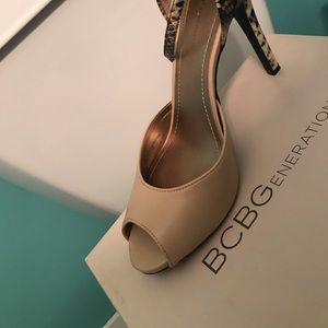 BCBG beige shoes size 8